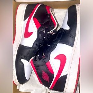 Jordan 1 Mid Black Very Berry